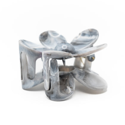 Pinza Flor Gris Y Blanco
