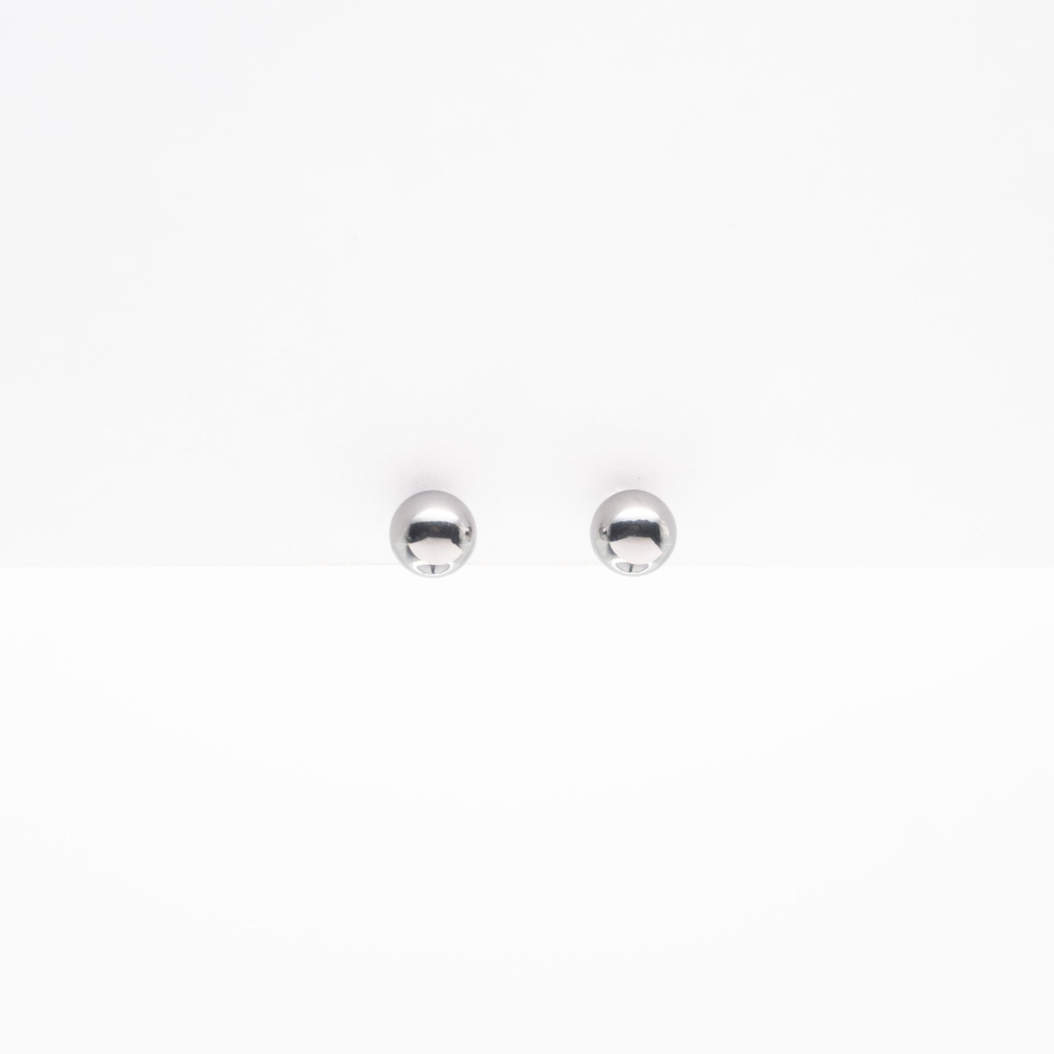 Aretes Minimalistas Plateados Mediano