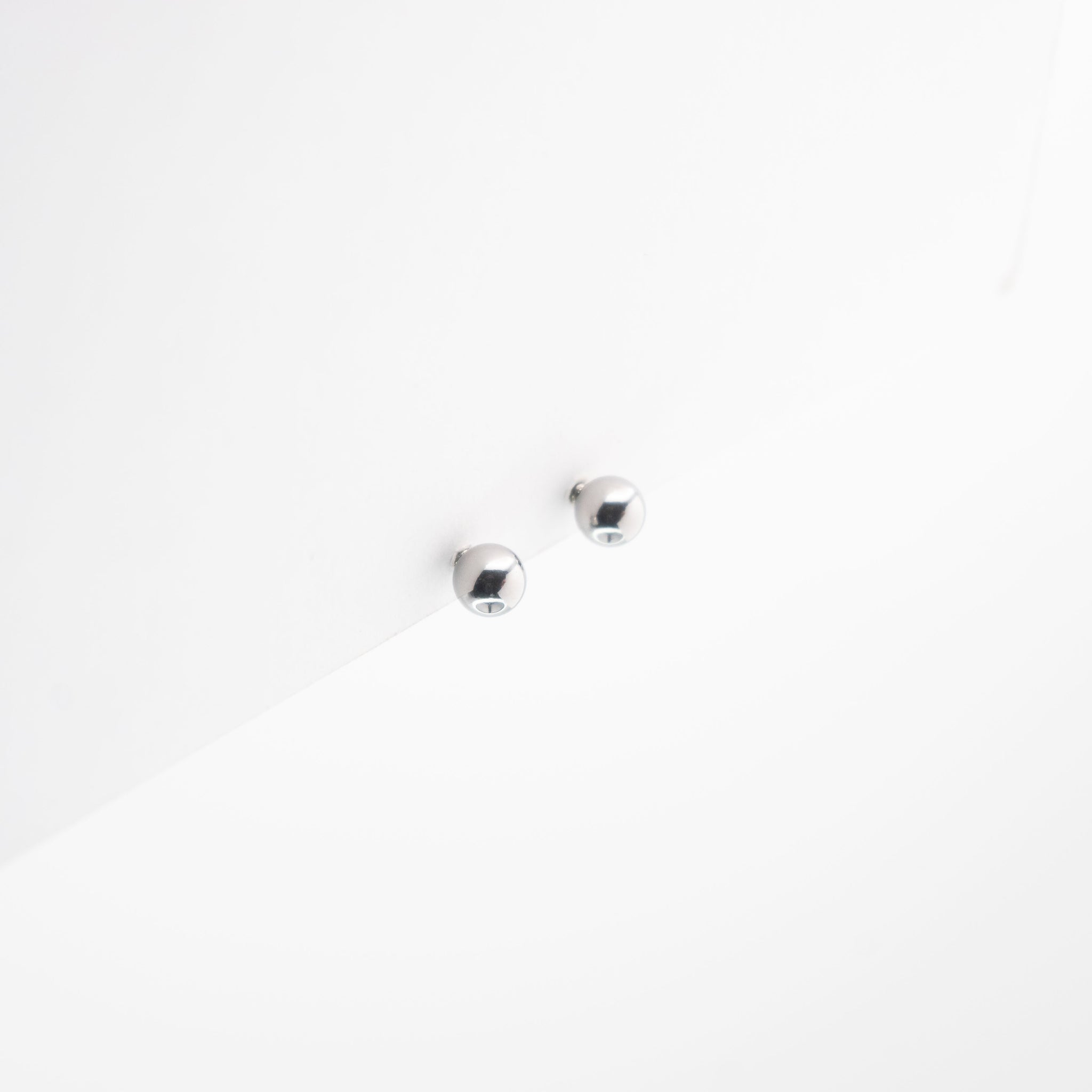 Aretes Minimalistas Plateados Mediano