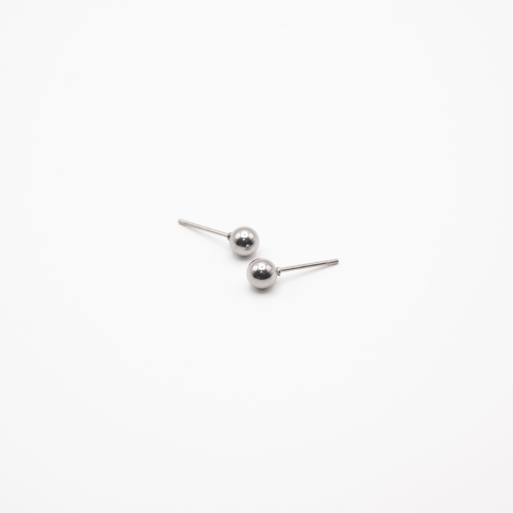Aretes Minimalistas Plateados Mediano