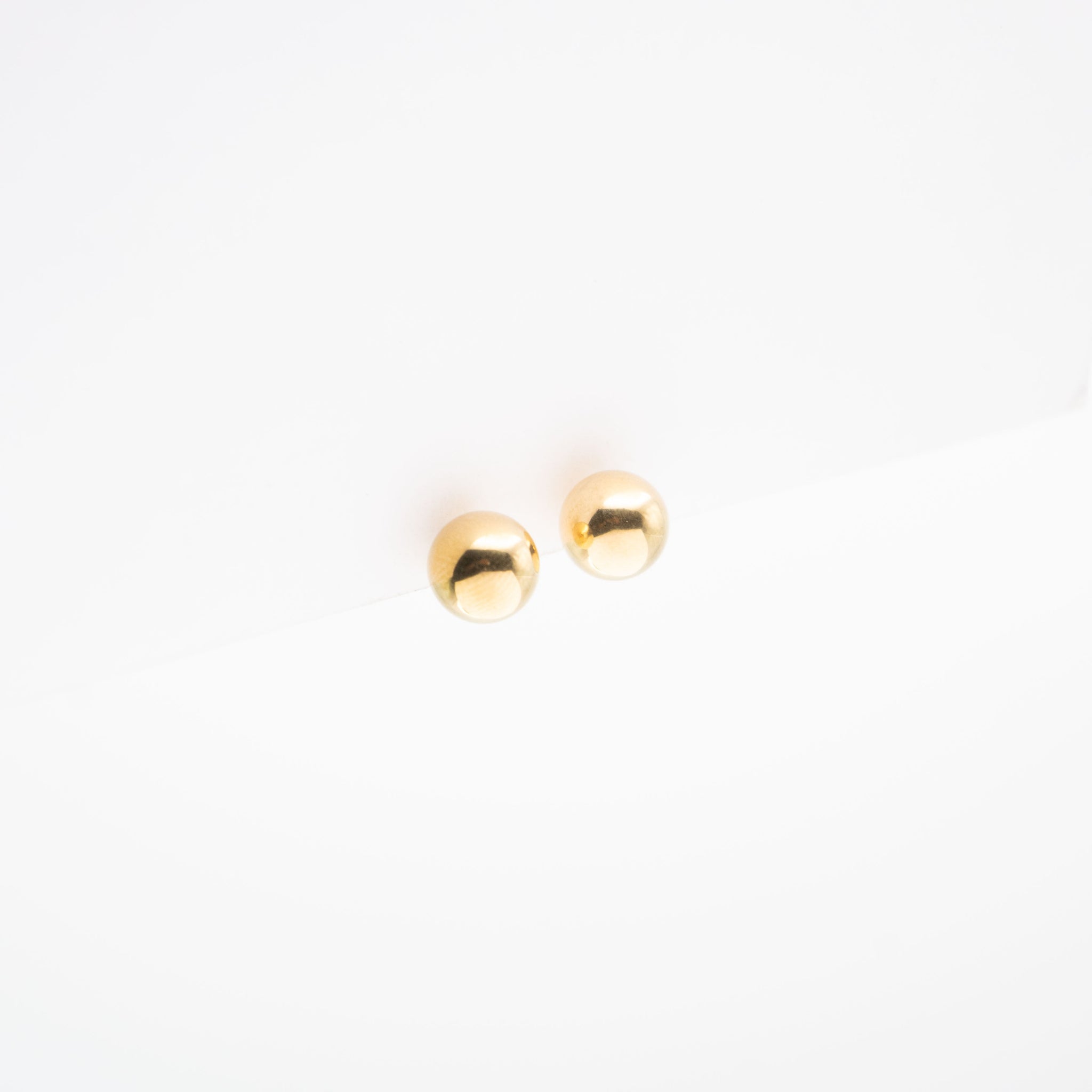 Aretes Dorados Minimalistas Mediano