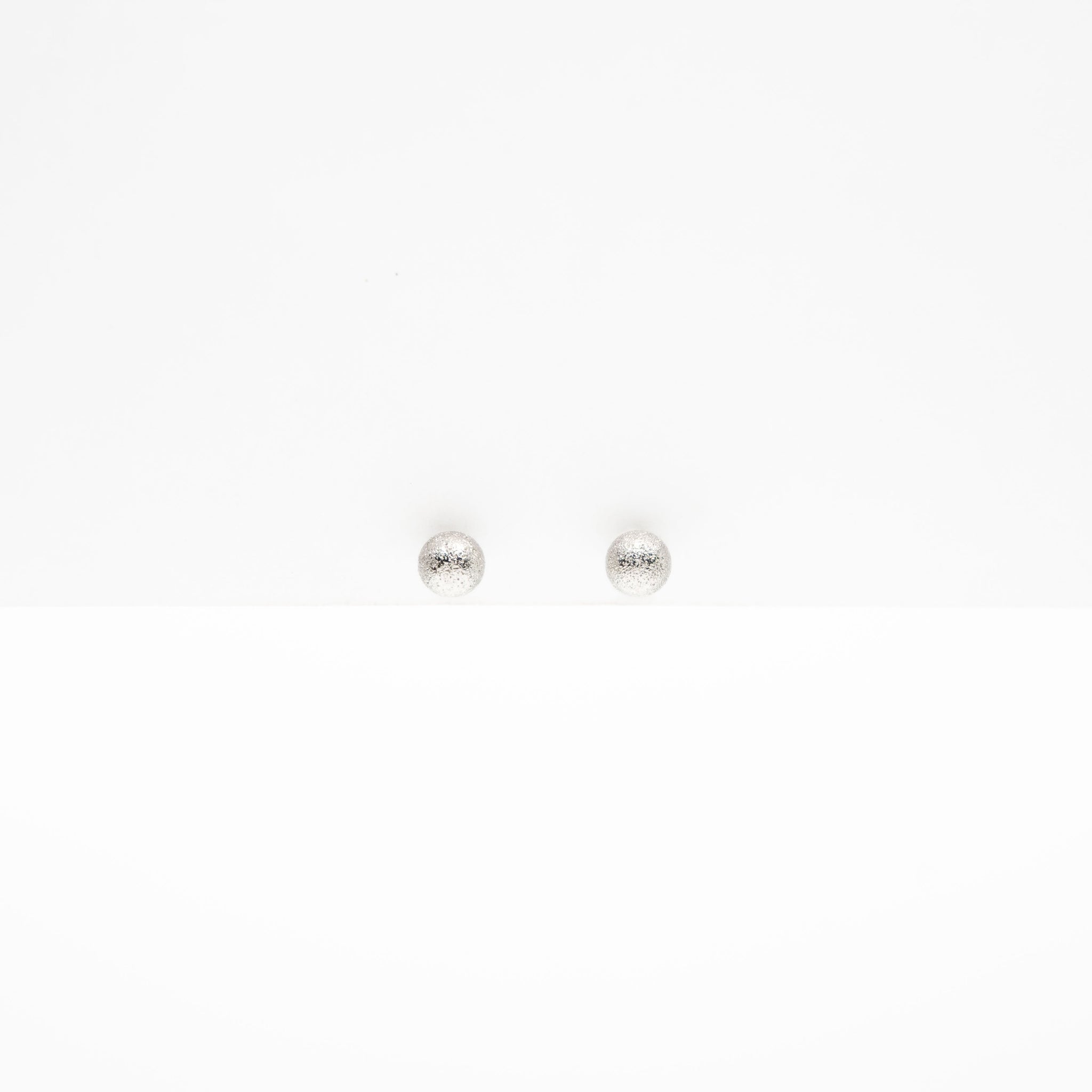 Aretes Minimalistas Con Textura