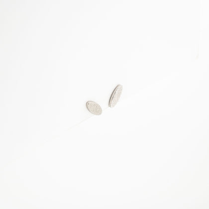 Aretes Ovalados Con Glitter Plateado