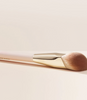 Rare Beauty by Selena Gomez Brocha para Base Liquid Touch Foundation Brush