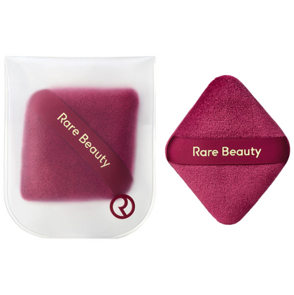 Rare Beauty by Selena Gomez Dúo Polvo Fijador Soft Touch y Puff para Baking
