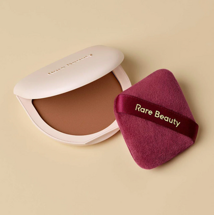 Rare Beauty by Selena Gomez Dúo Polvo Fijador Soft Touch y Puff para Baking