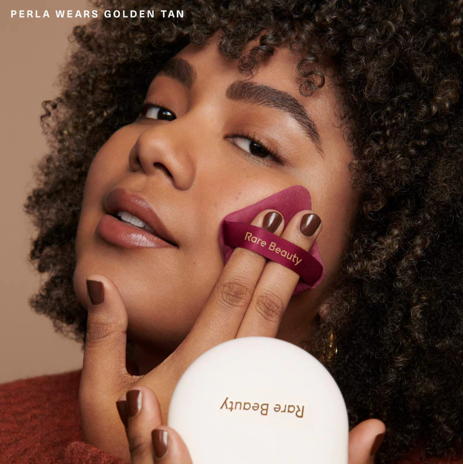 Rare Beauty by Selena Gomez Dúo Polvo Fijador Soft Touch y Puff para Baking