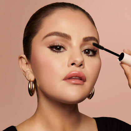 Rare Beauty by Selena Gomez Perfect Strokes Máscara Universal Voluminizadora