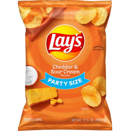 Lay's Cheddar & Sour Cream Flavored Potato Chips, Party Size, Bolsa de 12.5 oz